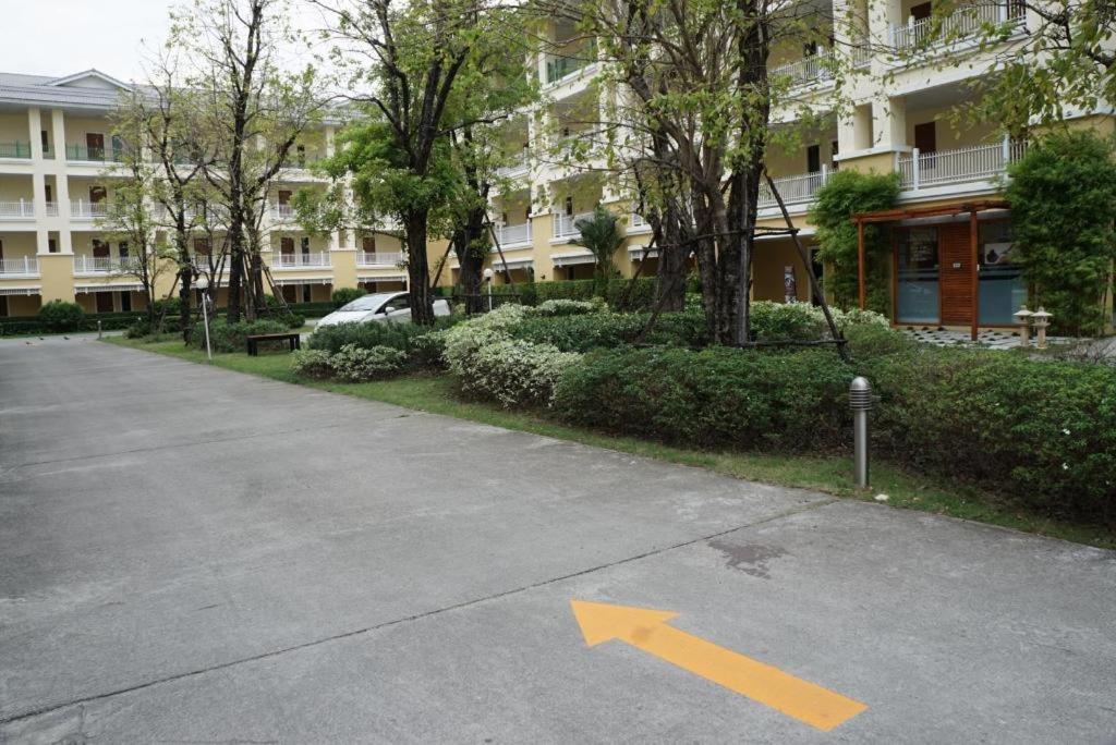 The One Residence Hotel Bangkok Exterior photo